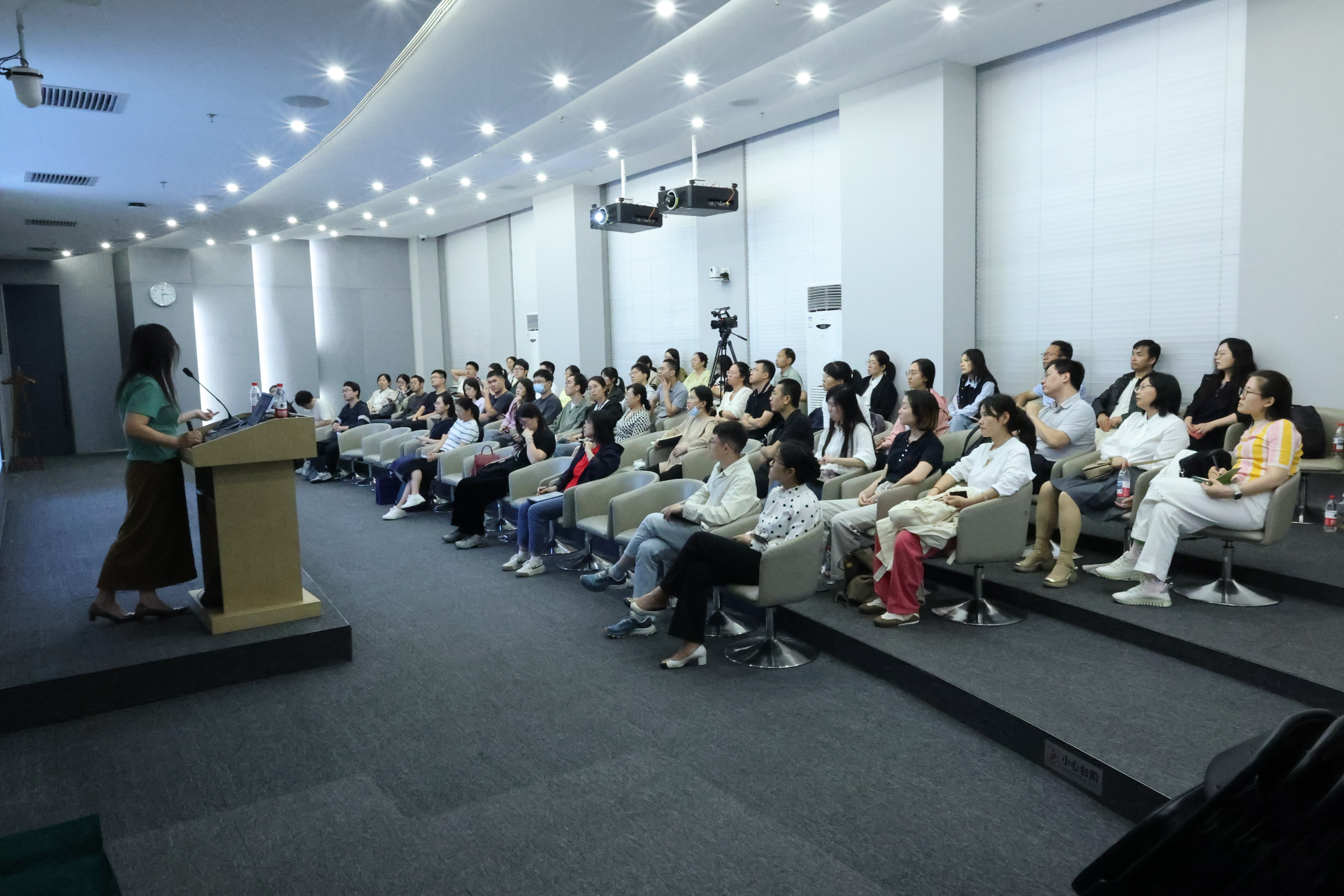 38d15f0701984f1d94f8576012a629a6.jpg 讲座现场.JPG